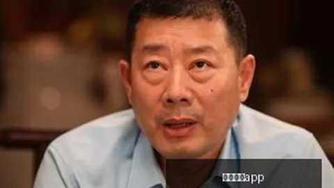 华为 折叠新色亮相：波尔多红纯色设计，2026年度流行趋势